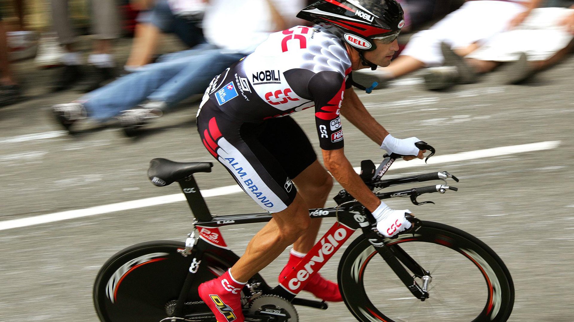 绿茵场与硬木地板的交响，当西甲德比遇见独行侠的夜空